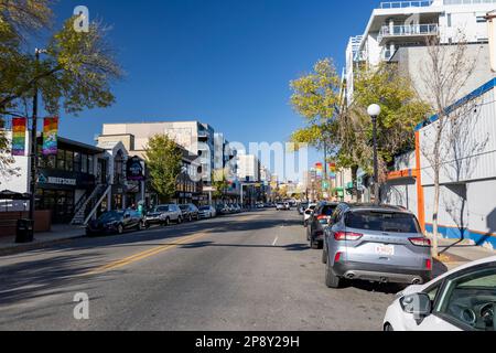 Calgary, Alberta, Kanada – auf der 10. Street NW im Kensington District Stockfoto