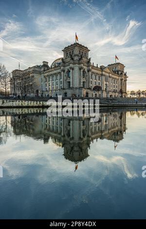 Reichstag in Berlin. Deutsches Regierungsgebäude im Zentrum der Hauptstadt. Spree im Vordergrund mit Reflexion des Gebäudes im Sonnenschein. Stockfoto