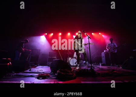 Die amerikanische Indie-Band Slow Pulp tritt live in der Columbiahalle in Berlin auf und unterstützt dabei die US-Band Death Cab for Cutie Stockfoto