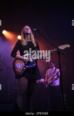 Die amerikanische Indie-Band Slow Pulp tritt live in der Columbiahalle in Berlin auf und unterstützt dabei die US-Band Death Cab for Cutie Stockfoto