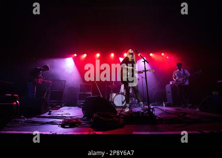 Die amerikanische Indie-Band Slow Pulp tritt live in der Columbiahalle in Berlin auf und unterstützt dabei die US-Band Death Cab for Cutie Stockfoto