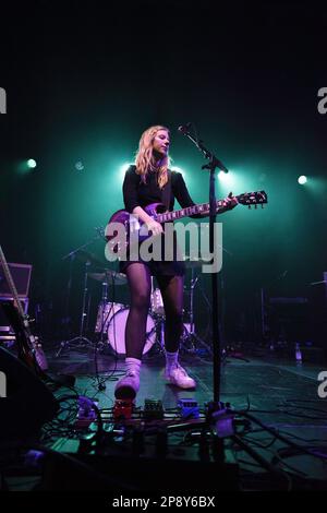 Die amerikanische Indie-Band Slow Pulp tritt live in der Columbiahalle in Berlin auf und unterstützt dabei die US-Band Death Cab for Cutie Stockfoto