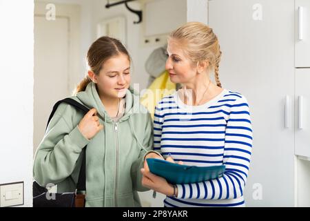 Teenager-Interviewer, der eine Wählerumfrage bei Frauen macht Stockfoto