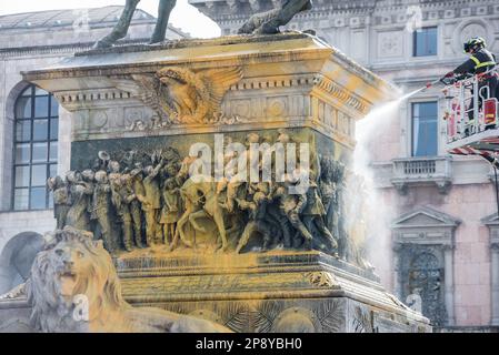 Mailand, Mailand, Italien. 9. März 2023. Aktivisten der letzten Generation werfen gelbe Farbe auf die Statue von Vittorio Emanuele II. Auf der Piazza Duomo. Vittorio Emanuele II. Ist der König von Sardinien''„Piemont, der der erste König eines vereinigten Italiens wurde. (Kreditbild: © Pamela Rovaris/Pacific Press via ZUMA Press Wire) NUR REDAKTIONELLE VERWENDUNG! Nicht für den kommerziellen GEBRAUCH! Stockfoto