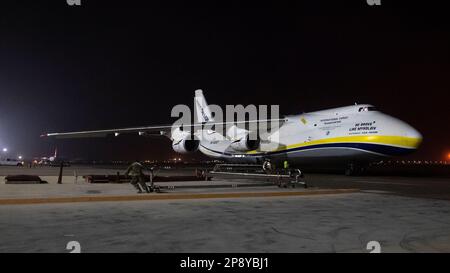 USA Flugzeuge und Mitglieder der Ukrainian Antonov Airlines betanken ein schweres Transportflugzeug der Antonov Airlines AN-124 Ruslan zur Unterstützung der Erdbebenhilfsmaßnahmen der türkischen Regierung am 3. März 2023 am Luftwaffenstützpunkt Incirlik, Türkiye. US-Militärorganisationen arbeiten mit zwischenstaatlichen Kollegen zusammen, um die einzigartigen Möglichkeiten zu nutzen, die zur Unterstützung der von den Erdbeben im Februar 6 betroffenen Menschen zur Verfügung stehen. Die Rolle des US-Militärs bei diesen Hilfsmissionen besteht darin, rasch auf diese Naturkatastrophe mit kritischen Hilfsmitteln und lebensrettender Ausrüstung zu reagieren und Hilfe für die Hilfsgebiete der G zu transportieren Stockfoto