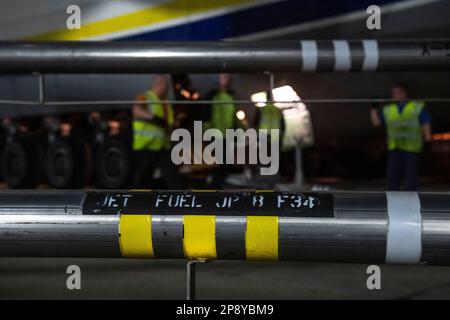 Flugbesatzungsmitglieder der Ukrainian Antonov Airlines betanken ein schweres Transportflugzeug der Antonov AN-124 Ruslan aus einem Stromabnehmerhydranten am 3. März 2023 am Luftwaffenstützpunkt Incirlik, Türkiye. 39. Logistikbereitschaft Kraftstoffverteilung Airmen nutzte Stromabnehmer-Verlängerungsleitungen vom Kraftstoffhydrantensystem, um eine unterbrechungsfreie Betankung des Antonov AN-124 zu ermöglichen. US-Militärorganisationen arbeiten mit zwischenstaatlichen Kollegen zusammen, um die einzigartigen Möglichkeiten zu nutzen, die zur Unterstützung der von den Erdbeben im Februar 6 betroffenen Menschen zur Verfügung stehen. Die Rolle des US-Militärs bei diesen Hilfsmissionen besteht darin, rasch auf diese zu reagieren Stockfoto