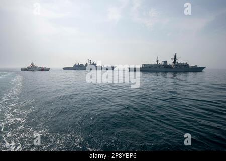 230308-N-NH267-1018 ARABISCHER GOLF (8. März 2023) UK Royal Navy Fregatte HMS Lancaster (F229), Right, Indian Navy Fregatte INS Trikand (F51), Center und USA Küstenwache USCGC Robert Goldman (WPC 1142) segelt in Formation im Arabischen Golf, 8. März 2023, während der International Maritime Exercise 2023. IMX/CE 2023 ist die größte multinationale Ausbildungsveranstaltung im Nahen Osten, an der 7.000 Mitarbeiter aus mehr als 50 Nationen und internationalen Organisationen teilnehmen, die sich für die Erhaltung der auf Regeln beruhenden internationalen Ordnung und die Stärkung der regionalen Zusammenarbeit im Bereich der maritimen Sicherheit einsetzen. (USA Navy-Foto Stockfoto