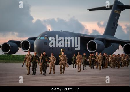 USA Soldaten der Armee und der Royal Thai Army gehen auf einer Fluglinie in Diego Garcia, Britisches Territorium im Indischen Ozean, 2. März 2023, während der Übung Cobra Gold 2023. Cobra Gold, jetzt im 42. Jahr, ist eine von Thailand und den USA mitgesponserte Trainingsereignis, die auf der langjährigen Freundschaft zwischen den beiden alliierten Nationen aufbaut und eine starke multinationale Truppe zusammenbringt, um Frieden und Sicherheit in der Region zu fördern und so ein freies und offenes Indo-Pazifik zu unterstützen. (USA Air Force Foto von Staff Sgt. Alan Ricker) Stockfoto