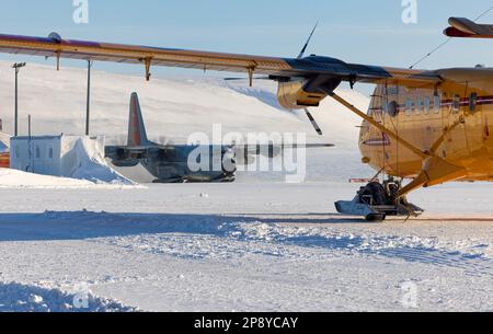 Ein LC-130 Hercules vom 109. Airlift Wing trifft am 7. März 2023 in Resolute Bay, Nunavut, Kanada ein. Die 109. bietet taktische Lufttransportunterstützung für Guerrier Nordique 2023, eine gemeinsame Truppenübung. (USA Air National Guard Foto von Staff Sgt. Madison Scaringe) Stockfoto