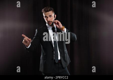 Motivationslautsprecher mit Headset, das auf der Bühne läuft Stockfoto