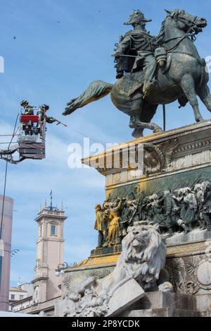 Mailand, Mailand, Italien. 9. März 2023. Aktivisten der letzten Generation werfen gelbe Farbe auf die Statue von Vittorio Emanuele II. Auf der Piazza Duomo. Vittorio Emanuele II. Ist der König von Sardinien''„Piemont, der der erste König eines vereinigten Italiens wurde. (Kreditbild: © Pamela Rovaris/Pacific Press via ZUMA Press Wire) NUR REDAKTIONELLE VERWENDUNG! Nicht für den kommerziellen GEBRAUCH! Stockfoto