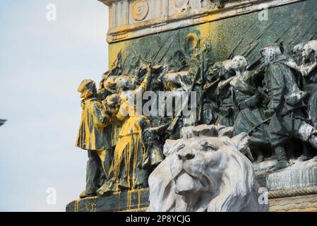 Mailand, Mailand, Italien. 9. März 2023. Aktivisten der letzten Generation werfen gelbe Farbe auf die Statue von Vittorio Emanuele II. Auf der Piazza Duomo. Vittorio Emanuele II. Ist der König von Sardinien''„Piemont, der der erste König eines vereinigten Italiens wurde. (Kreditbild: © Pamela Rovaris/Pacific Press via ZUMA Press Wire) NUR REDAKTIONELLE VERWENDUNG! Nicht für den kommerziellen GEBRAUCH! Stockfoto