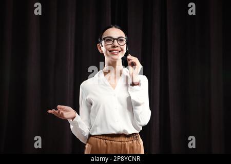 Motivationslautsprecher mit Headset, das auf der Bühne läuft Stockfoto