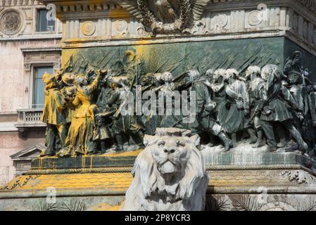 Mailand, Mailand, Italien. 9. März 2023. Aktivisten der letzten Generation werfen gelbe Farbe auf die Statue von Vittorio Emanuele II. Auf der Piazza Duomo. Vittorio Emanuele II. Ist der König von Sardinien''„Piemont, der der erste König eines vereinigten Italiens wurde. (Kreditbild: © Pamela Rovaris/Pacific Press via ZUMA Press Wire) NUR REDAKTIONELLE VERWENDUNG! Nicht für den kommerziellen GEBRAUCH! Stockfoto