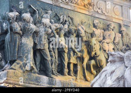 Mailand, Mailand, Italien. 9. März 2023. Aktivisten der letzten Generation werfen gelbe Farbe auf die Statue von Vittorio Emanuele II. Auf der Piazza Duomo. Vittorio Emanuele II. Ist der König von Sardinien''„Piemont, der der erste König eines vereinigten Italiens wurde. (Kreditbild: © Pamela Rovaris/Pacific Press via ZUMA Press Wire) NUR REDAKTIONELLE VERWENDUNG! Nicht für den kommerziellen GEBRAUCH! Stockfoto