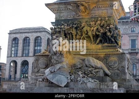 Mailand, Mailand, Italien. 9. März 2023. Aktivisten der letzten Generation werfen gelbe Farbe auf die Statue von Vittorio Emanuele II. Auf der Piazza Duomo. Vittorio Emanuele II. Ist der König von Sardinien''„Piemont, der der erste König eines vereinigten Italiens wurde. (Kreditbild: © Pamela Rovaris/Pacific Press via ZUMA Press Wire) NUR REDAKTIONELLE VERWENDUNG! Nicht für den kommerziellen GEBRAUCH! Stockfoto