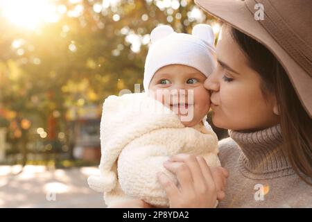 Glückliche Mutter mit ihrer kleinen Tochter draußen am Herbsttag, Platz für Text Stockfoto