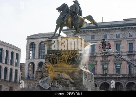 Mailand, Mailand, Italien. 9. März 2023. Aktivisten der letzten Generation werfen gelbe Farbe auf die Statue von Vittorio Emanuele II. Auf der Piazza Duomo. Vittorio Emanuele II. Ist der König von Sardinien''„Piemont, der der erste König eines vereinigten Italiens wurde. (Kreditbild: © Pamela Rovaris/Pacific Press via ZUMA Press Wire) NUR REDAKTIONELLE VERWENDUNG! Nicht für den kommerziellen GEBRAUCH! Stockfoto