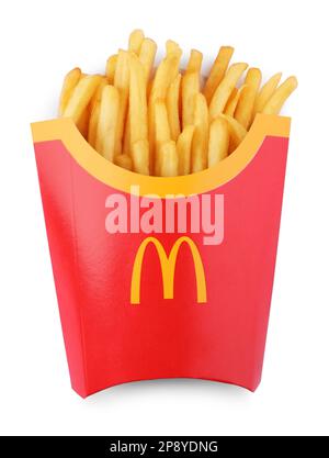 MYKOLAIV, UKRAINE - 11. AUGUST 2021: Große Portion von McDonald's Pommes Frites isoliert auf weiß, Draufsicht Stockfoto