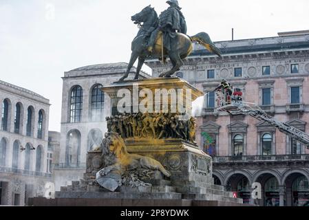 Mailand, Mailand, Italien. 9. März 2023. Aktivisten der letzten Generation werfen gelbe Farbe auf die Statue von Vittorio Emanuele II. Auf der Piazza Duomo. Vittorio Emanuele II. Ist der König von Sardinien''„Piemont, der der erste König eines vereinigten Italiens wurde. (Kreditbild: © Pamela Rovaris/Pacific Press via ZUMA Press Wire) NUR REDAKTIONELLE VERWENDUNG! Nicht für den kommerziellen GEBRAUCH! Stockfoto