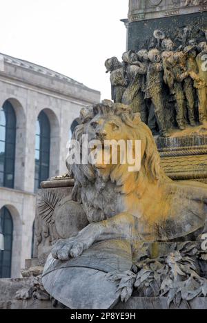 Mailand, Mailand, Italien. 9. März 2023. Aktivisten der letzten Generation werfen gelbe Farbe auf die Statue von Vittorio Emanuele II. Auf der Piazza Duomo. Vittorio Emanuele II. Ist der König von Sardinien''„Piemont, der der erste König eines vereinigten Italiens wurde. (Kreditbild: © Pamela Rovaris/Pacific Press via ZUMA Press Wire) NUR REDAKTIONELLE VERWENDUNG! Nicht für den kommerziellen GEBRAUCH! Stockfoto