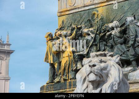 Mailand, Mailand, Italien. 9. März 2023. Aktivisten der letzten Generation werfen gelbe Farbe auf die Statue von Vittorio Emanuele II. Auf der Piazza Duomo. Vittorio Emanuele II. Ist der König von Sardinien''„Piemont, der der erste König eines vereinigten Italiens wurde. (Kreditbild: © Pamela Rovaris/Pacific Press via ZUMA Press Wire) NUR REDAKTIONELLE VERWENDUNG! Nicht für den kommerziellen GEBRAUCH! Stockfoto