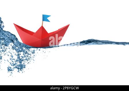 Handgemachtes rotes Papierboot, das auf klarem Wasser vor weißem Hintergrund schwimmt Stockfoto