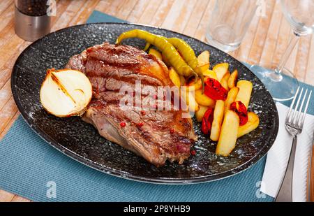 Gegrilltes Rinderfilet-Steak mit Kartoffeln Stockfoto