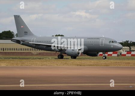 604, ein von der ungarischen Luftwaffe (HunAF) betriebener Airbus A319-112, der während der Royal International Air Tattoo 2022, die bei der RAF Fairford in Gloucestershire, England, stattfand, zum Abflug fährt. Das Flugzeug diente als Unterstützung für das ungarische Kontingent, das an der Flugschau teilnahm. Stockfoto