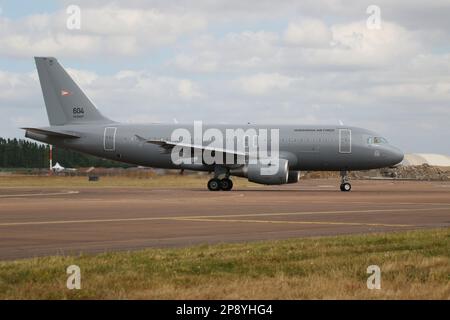 604, ein von der ungarischen Luftwaffe (HunAF) betriebener Airbus A319-112, der während der Royal International Air Tattoo 2022, die bei der RAF Fairford in Gloucestershire, England, stattfand, zum Abflug fährt. Das Flugzeug diente als Unterstützung für das ungarische Kontingent, das an der Flugschau teilnahm. Stockfoto