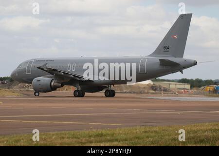 604, ein von der ungarischen Luftwaffe (HunAF) betriebener Airbus A319-112, der während der Royal International Air Tattoo 2022, die bei der RAF Fairford in Gloucestershire, England, stattfand, zum Abflug fährt. Das Flugzeug diente als Unterstützung für das ungarische Kontingent, das an der Flugschau teilnahm. Stockfoto