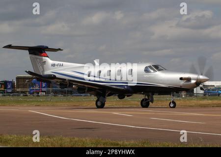 HB-FXA, ein von der Pilatus Flugzeugwerke AG betriebener Pilatus PC-12NGX, der während der Royal International Air Tattoo 2022 am RAF Fairford abfährt. Stockfoto