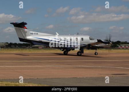 HB-FXA, ein von der Pilatus Flugzeugwerke AG betriebener Pilatus PC-12NGX, der während der Royal International Air Tattoo 2022 am RAF Fairford abfährt. Stockfoto