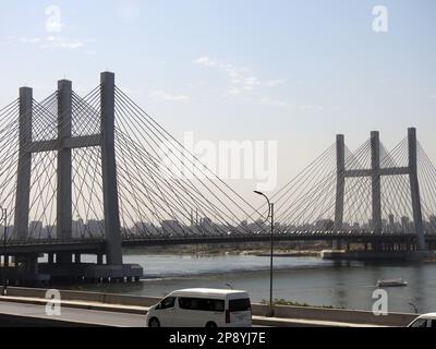 Kairo, Ägypten, März 9 2023: The Rod El Farag Axis Tahya Misr Masr Bridge, die weltweit größte Seilbahnbrücke laut Guinness World Recor Stockfoto