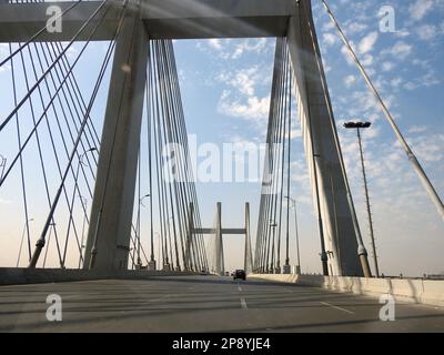 Kairo, Ägypten, März 9 2023: The Rod El Farag Axis Tahya Misr Masr Bridge, die weltweit größte Seilbahnbrücke laut Guinness World Recor Stockfoto