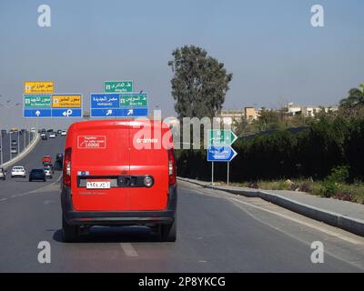 Kairo, Ägypten, März 8 2023: Aramex Vehicle for Shipment and Delivery, Aramex CO ist ein Logistikunternehmen, das weltweit an jedes Ziel liefert, internat Stockfoto