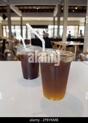 Gefrorenes americano mit orangefarbenem und gefrorenem americano im Café, Stockfoto Stockfoto