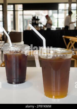 Gefrorenes americano mit orangefarbenem und gefrorenem americano im Café, Stockfoto Stockfoto