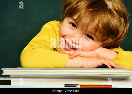 Bildungsprozess. Vorschulkinder. Hausunterricht. Schüler, die ihren Eltern einen Test mit guter Note zeigen. Stockfoto