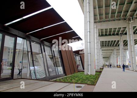 Toronto, Ontario/Kanada - 26. Mai 2019: Ein Stadtpark unter der überfliegenden Autobahnbrücke Stockfoto