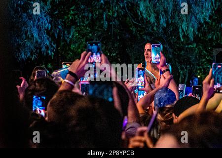 Zoe Gotusso singt unter ihrem Publikum während eines Live-Konzerts in Buenos Aires, Argentinien Stockfoto