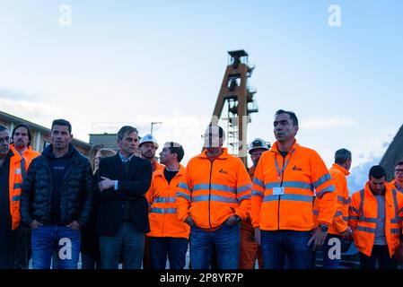 Barcelona, Spanien. 09. März 2023. Der Sprecher der Bergbauarbeiter Angel Garrido wird dabei gesehen, wie er der Presse in den Räumlichkeiten des Iberpotash, auch bekannt als ICL, Landmine, in Suria, eine Erklärung abgibt. Drei Bergarbeiter starben nach einem Steinschlag von einem Teil der Kaliummine. Kredit: SOPA Images Limited/Alamy Live News Stockfoto