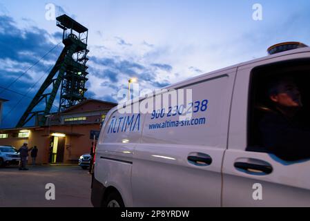 Barcelona, Spanien. 09. März 2023. Ein Leichenwagen mit den 3 Leichen der Unfallopfer wird auf dem Gelände des Iberpotash, auch bekannt als ICL, Landmine, in Suria gesehen. Drei Bergarbeiter starben nach einem Steinschlag von einem Teil der Kaliummine. (Foto: Davide Bonaldo/SOPA Images/Sipa USA) Guthaben: SIPA USA/Alamy Live News Stockfoto