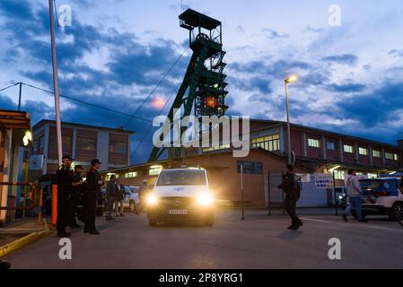 Barcelona, Spanien. 09. März 2023. Ein Leichenwagen mit den 3 Leichen der Unfallopfer wird auf dem Gelände des Iberpotash, auch bekannt als ICL, Landmine, in Suria gesehen. Drei Bergarbeiter starben nach einem Steinschlag von einem Teil der Kaliummine. (Foto: Davide Bonaldo/SOPA Images/Sipa USA) Guthaben: SIPA USA/Alamy Live News Stockfoto