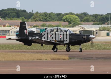 ZM332, ein Beechcraft Texan T1, der von der Royal Air Force (RAF) betrieben wird, erreicht die RAF Fairford in Gloucestershire, England, um an der Royal International Air Tattoo 2022 teilzunehmen. Stockfoto