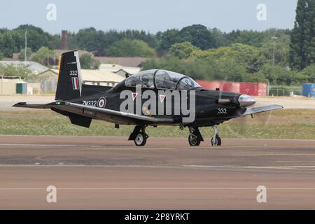 ZM332, ein Beechcraft Texan T1, der von der Royal Air Force (RAF) betrieben wird, erreicht die RAF Fairford in Gloucestershire, England, um an der Royal International Air Tattoo 2022 teilzunehmen. Stockfoto