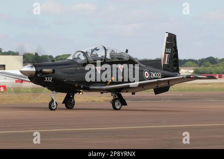 ZM332, ein Beechcraft Texan T1, der von der Royal Air Force (RAF) betrieben wird, erreicht die RAF Fairford in Gloucestershire, England, um an der Royal International Air Tattoo 2022 teilzunehmen. Stockfoto