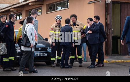 Suria, Spanien. 09. März 2023. Der Präsident der Generalitat de Catalunya, Pere Aragonès, spricht mit den Feuerwehrleuten, die an der Rettung der drei Leichen des Minenunfalls in Suria beteiligt waren. Am Donnerstag, den 9. März, starben in der Iberpotash-Mine in Suria drei Menschen in einer Tiefe von 900 Metern nach einem Erdrutsch. Zwei von ihnen waren Master-Studierende an der Escola Politècnica Superior d'Enginyeria de Manresa. Kredit: SOPA Images Limited/Alamy Live News Stockfoto