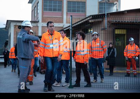 Suria, Spanien. 09. März 2023. Patricio Chacana, Geschäftsführer von Iberpotash, verlässt das Gelände des Bergbauunternehmens, um eine Presseunterweisung über den Unfall abzugeben. Am Donnerstag, den 9. März, starben in der Iberpotash-Mine in Suria drei Menschen in einer Tiefe von 900 Metern nach einem Erdrutsch. Zwei von ihnen waren Master-Studierende an der Escola Politècnica Superior d'Enginyeria de Manresa. Kredit: SOPA Images Limited/Alamy Live News Stockfoto