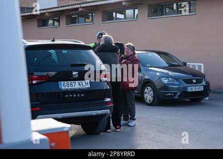 Suria, Spanien. 09. März 2023. Menschen aus dem engen Kreis der Toten, die am Eingang der Iberpotash Company als Feuerwehrleute arbeiten, um die drei Leichen zu retten. Am Donnerstag, den 9. März, starben in der Iberpotash-Mine in Suria drei Menschen in einer Tiefe von 900 Metern nach einem Erdrutsch. Zwei von ihnen waren Master-Studierende an der Escola Politècnica Superior d'Enginyeria de Manresa. Kredit: SOPA Images Limited/Alamy Live News Stockfoto